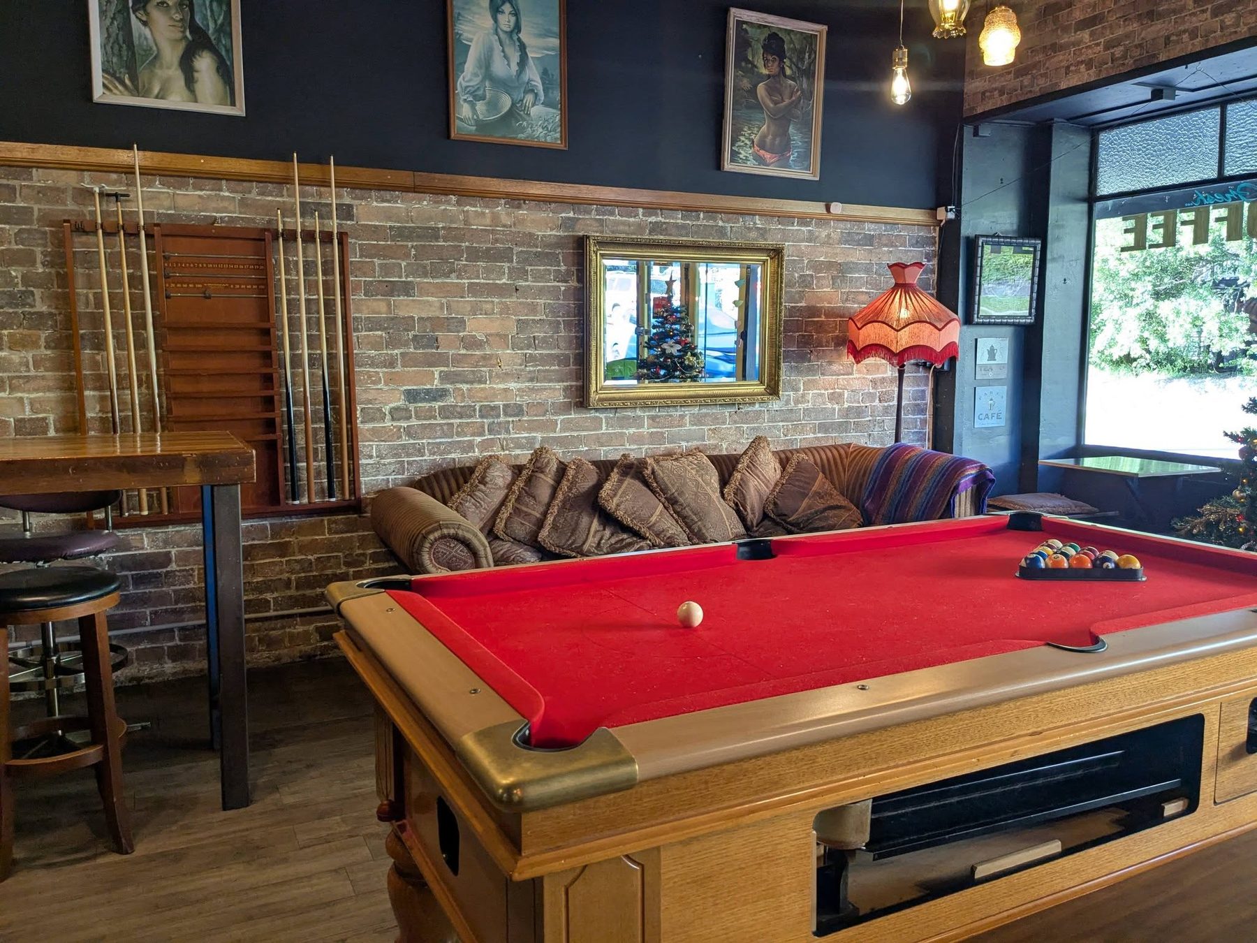 Pool table & lounge